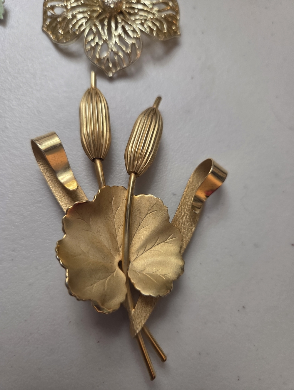 Mixed Floral Brooch Bundle Lot Set of 4 - Gold & Silver Flowers/Leaf - Picture 5 of 7
